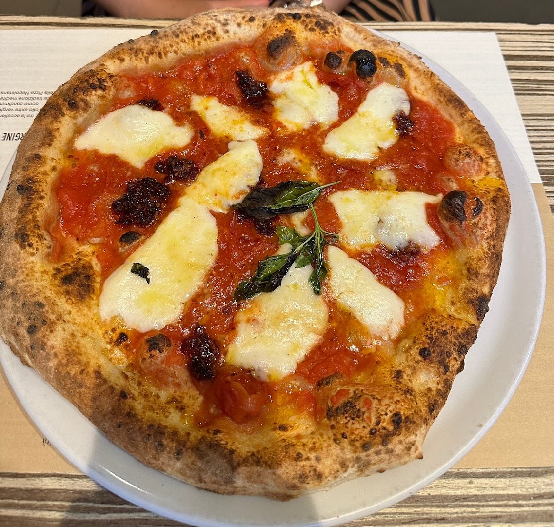 Une pizza italienne préparée au Four