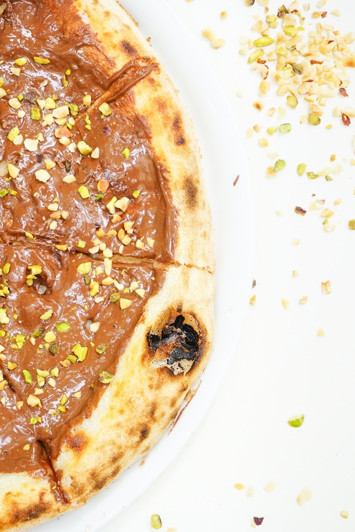 Une pizza sucrée servie au Four
