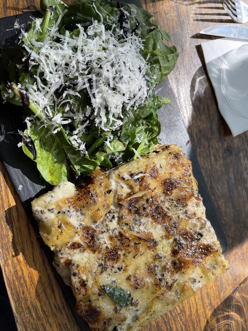 Une pizza pliée accompagnée de salade