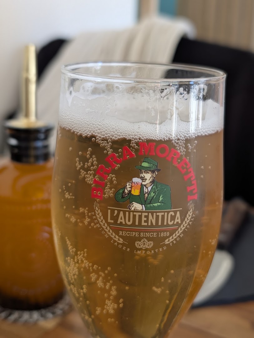 Un verre de bière italienne servi au Four