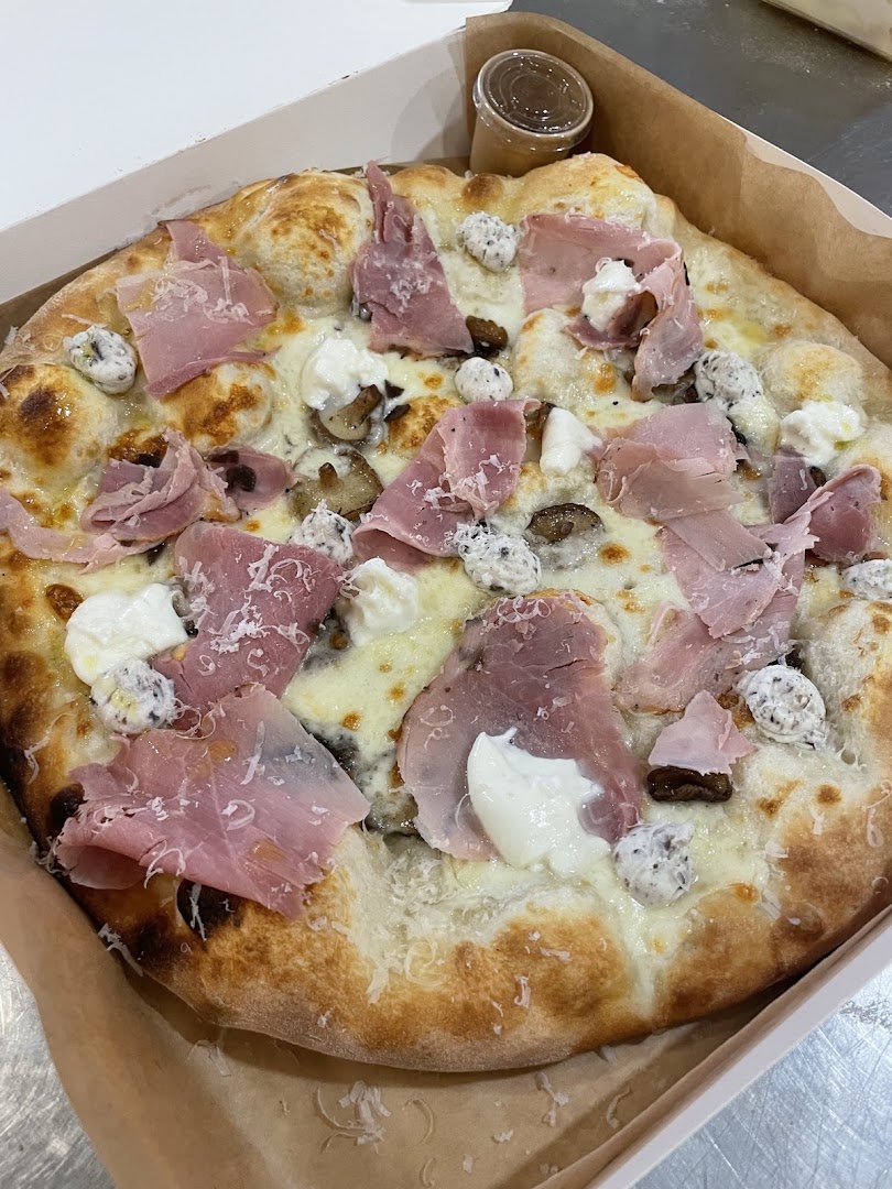 Une pizza au jambon et aux champignons du Four